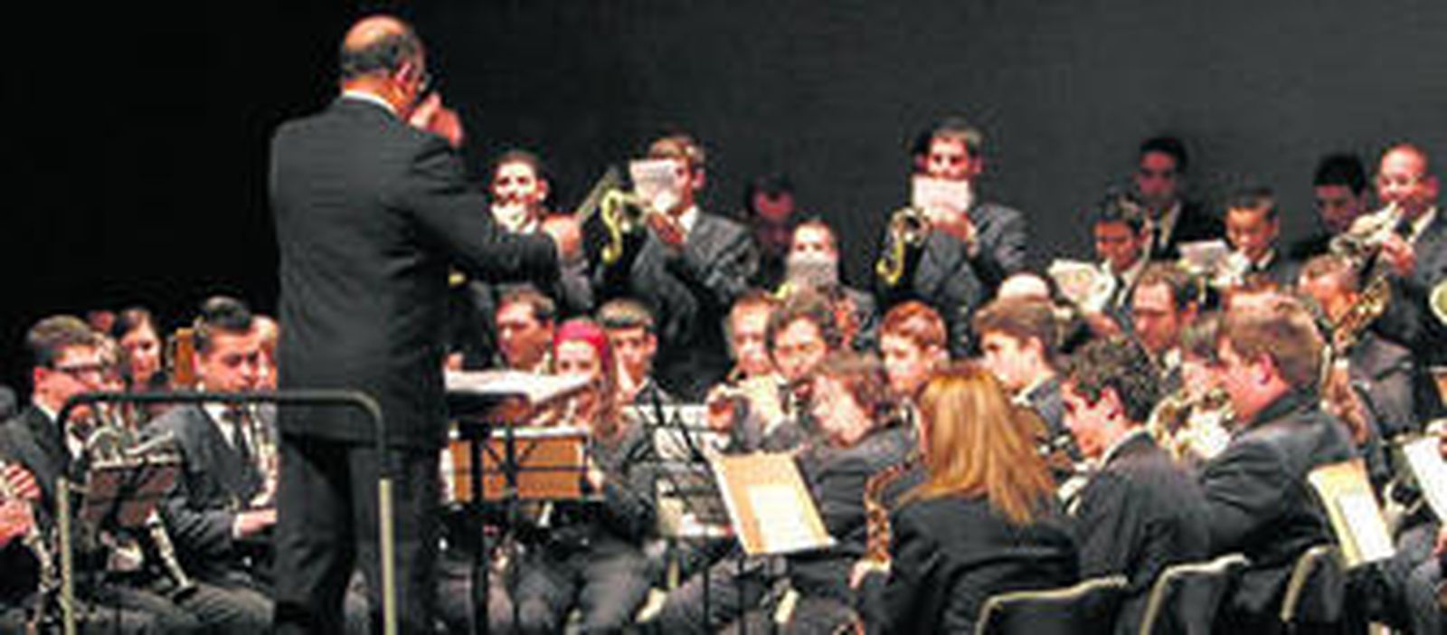 Una de las actuaciones de la banda municipal en un acto institucional.