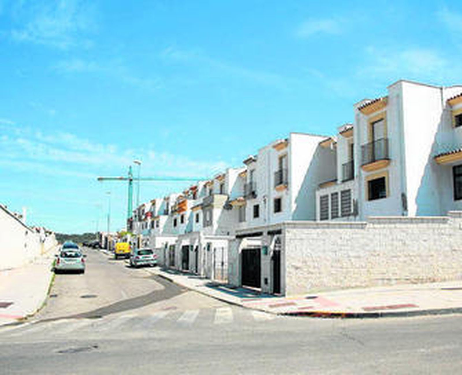 Imagen de una calle de la urbanización, ayer.