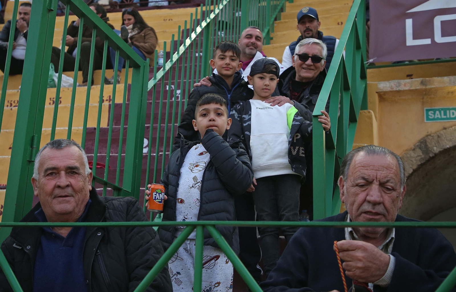 Ambiente en la plaza de toros El Arenal en La Línea