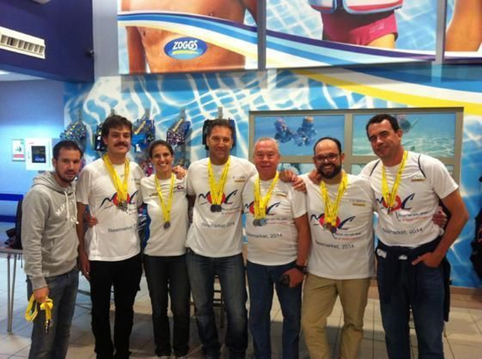 Los miembros del Natación Sevilla Master a la salida del centro