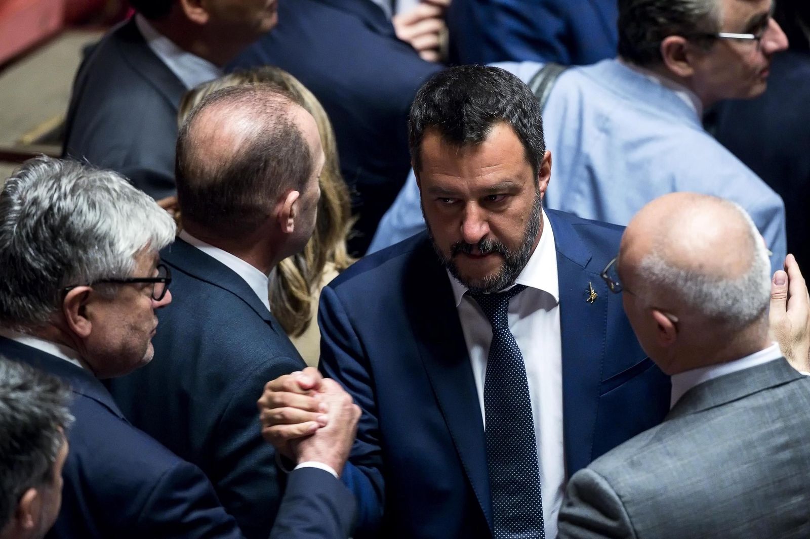 El ministro del Interior italiano, Matteo Salvini (centro), es saludado ayer en el Senado del país transalpino.