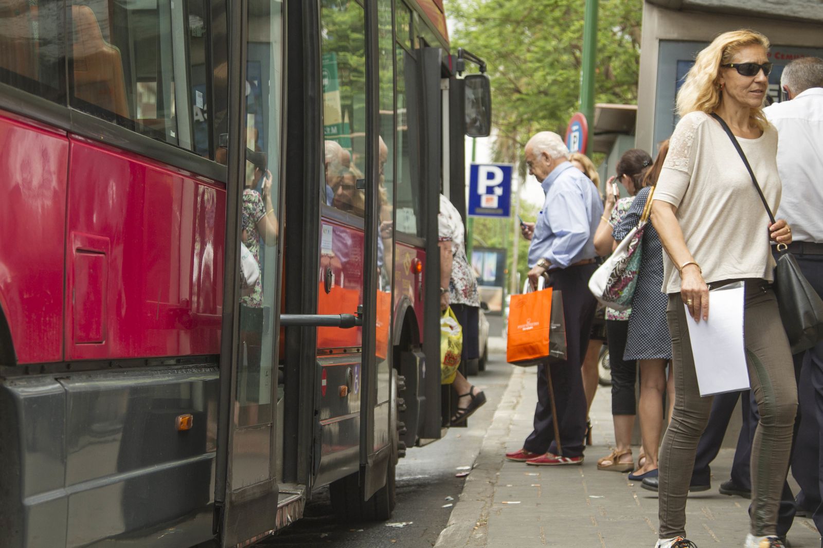 Viajeros bajan y suben de un autobús de Tussam en el centro de Sevilla.