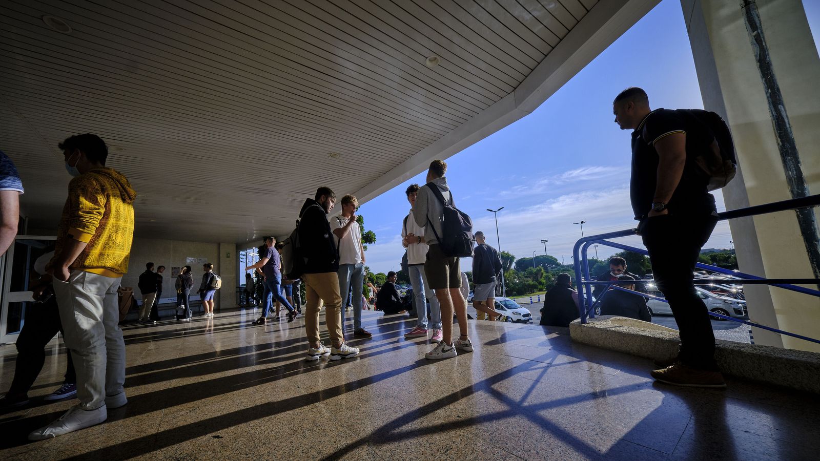 Un grupo de alumnos en los accesos de la Facultad de Ciencias del Mar de la UCA.