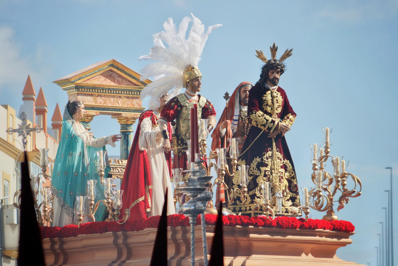 Imágenes de la salida del Amor en la Semana Santa de Chiclana 2025