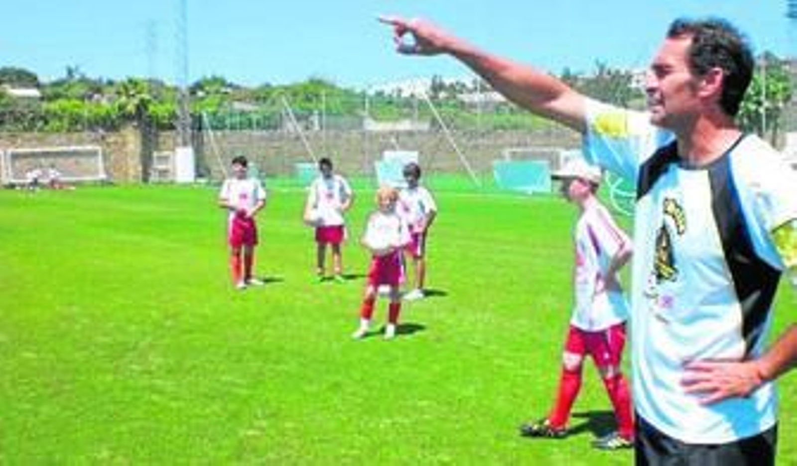Adolfo Aldana da instrucciones a sus alumnos durante el pasado campus.