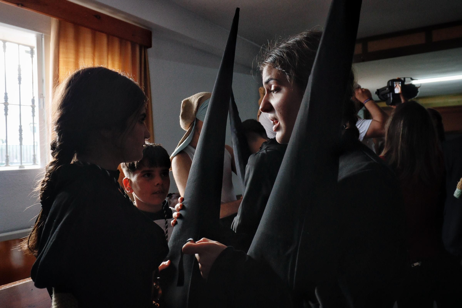 Imágenes de la salida de la Soledad en la Semana Santa de Chiclana 2025