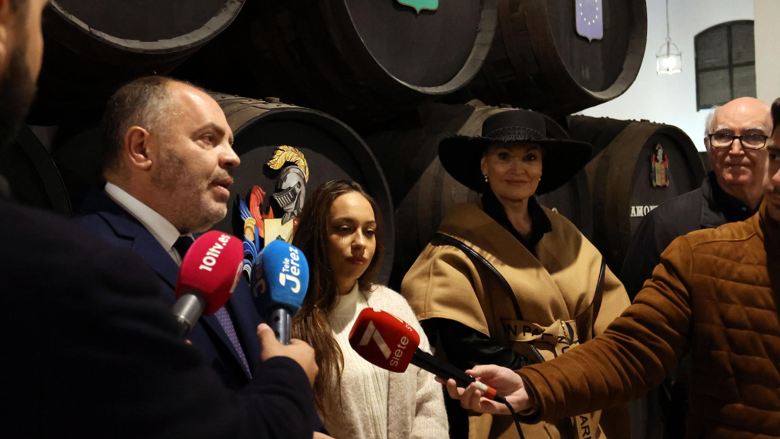 Ainhoa Arteta y María Terremoto visitan las Bodegas Cayetano del Pino