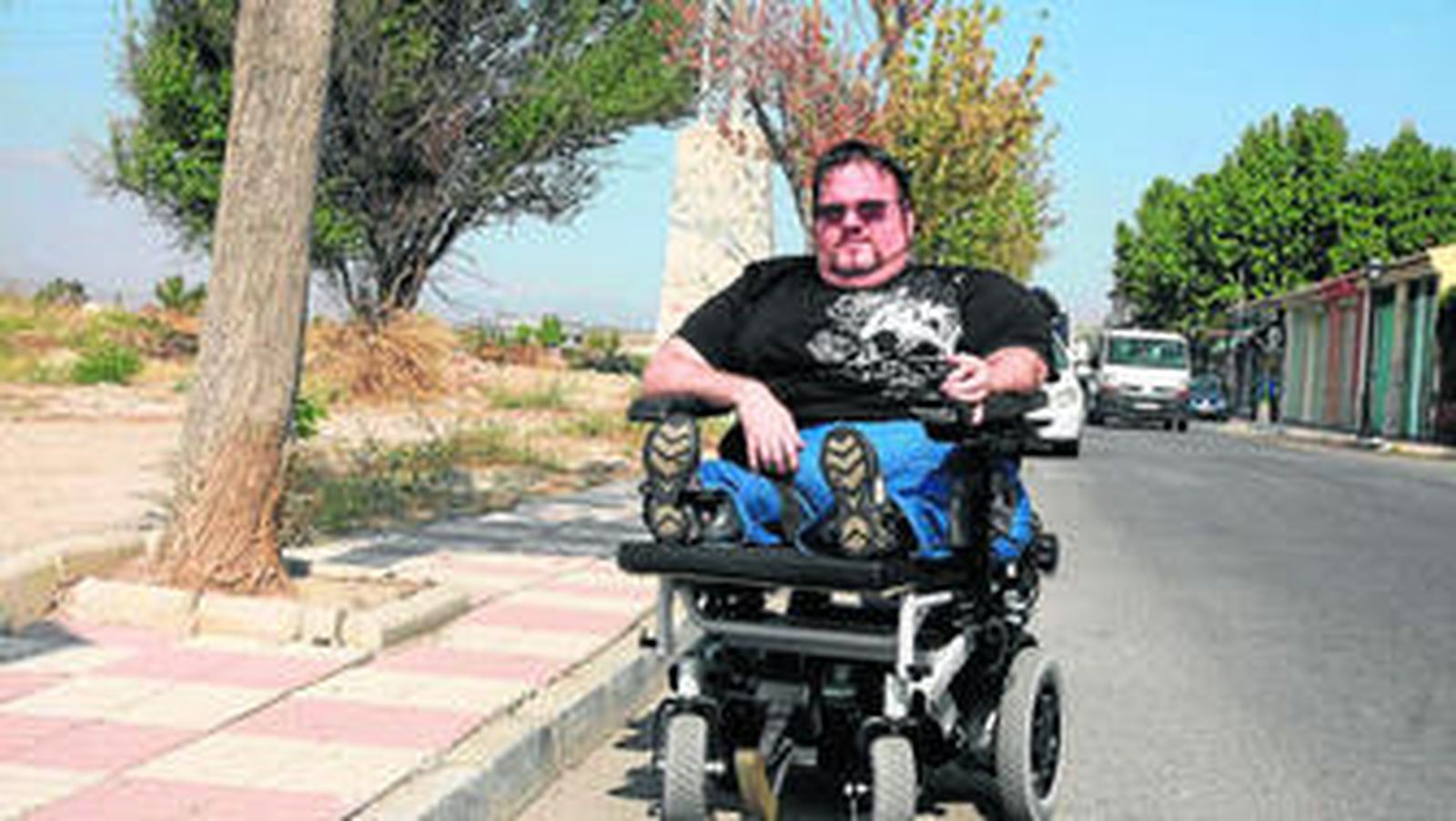 Raúl Gálvez, en la calle donde vive y donde sufrió la caída en 2004, en la que se fracturó el codo.