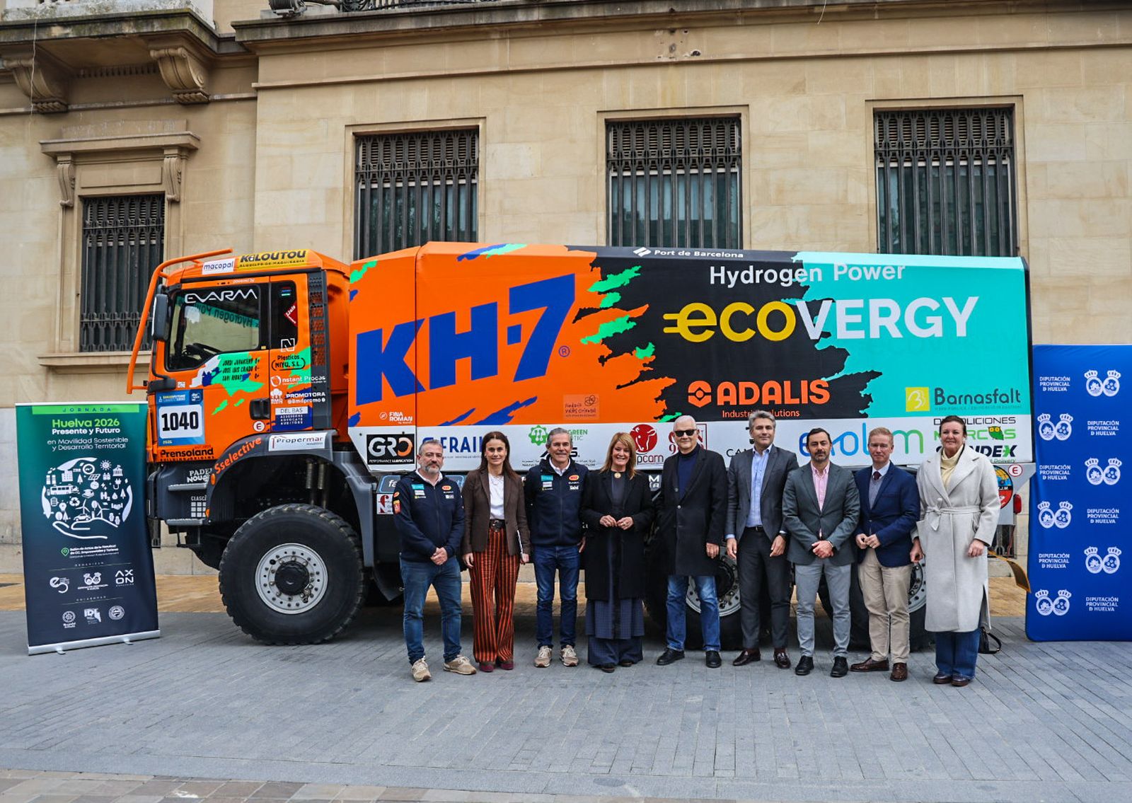 Fotografías de la llegada del vehículo ganador del último Rally Dakar en la categoría Mission 1000, enmarcado en la Jornada 'Huelva presente y futuro en movilidad sostenible y desarrollo territorial'