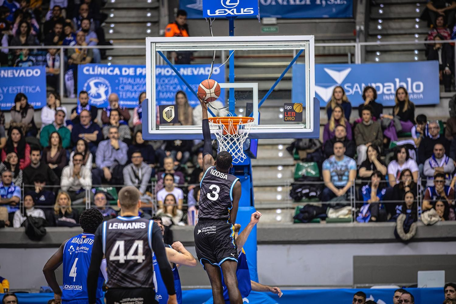 Yannick Nzosa ataca el aro rival.