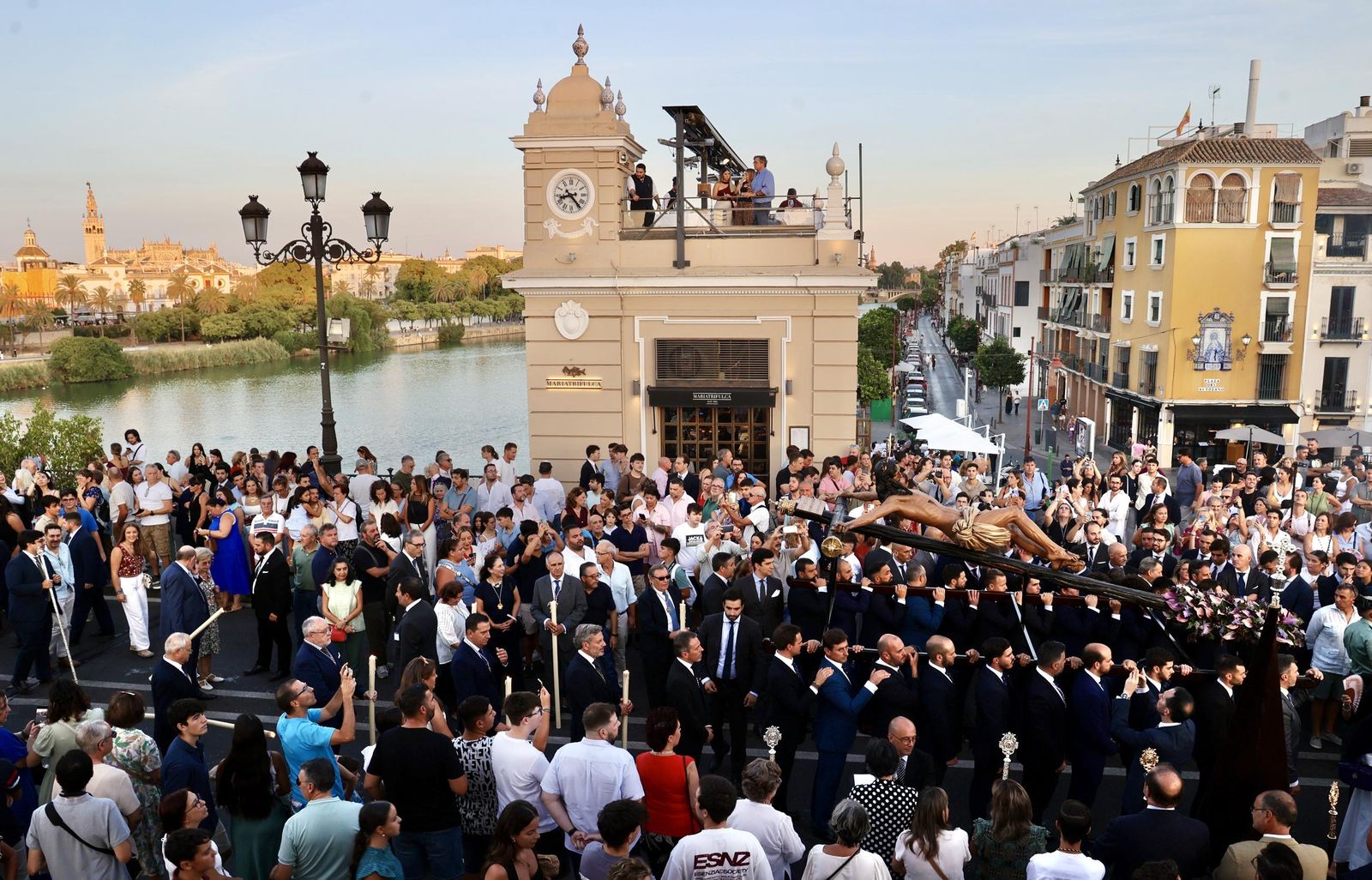 En imágenes, el traslado de los titulares de Las Aguas a la iglesia de San Jacinto