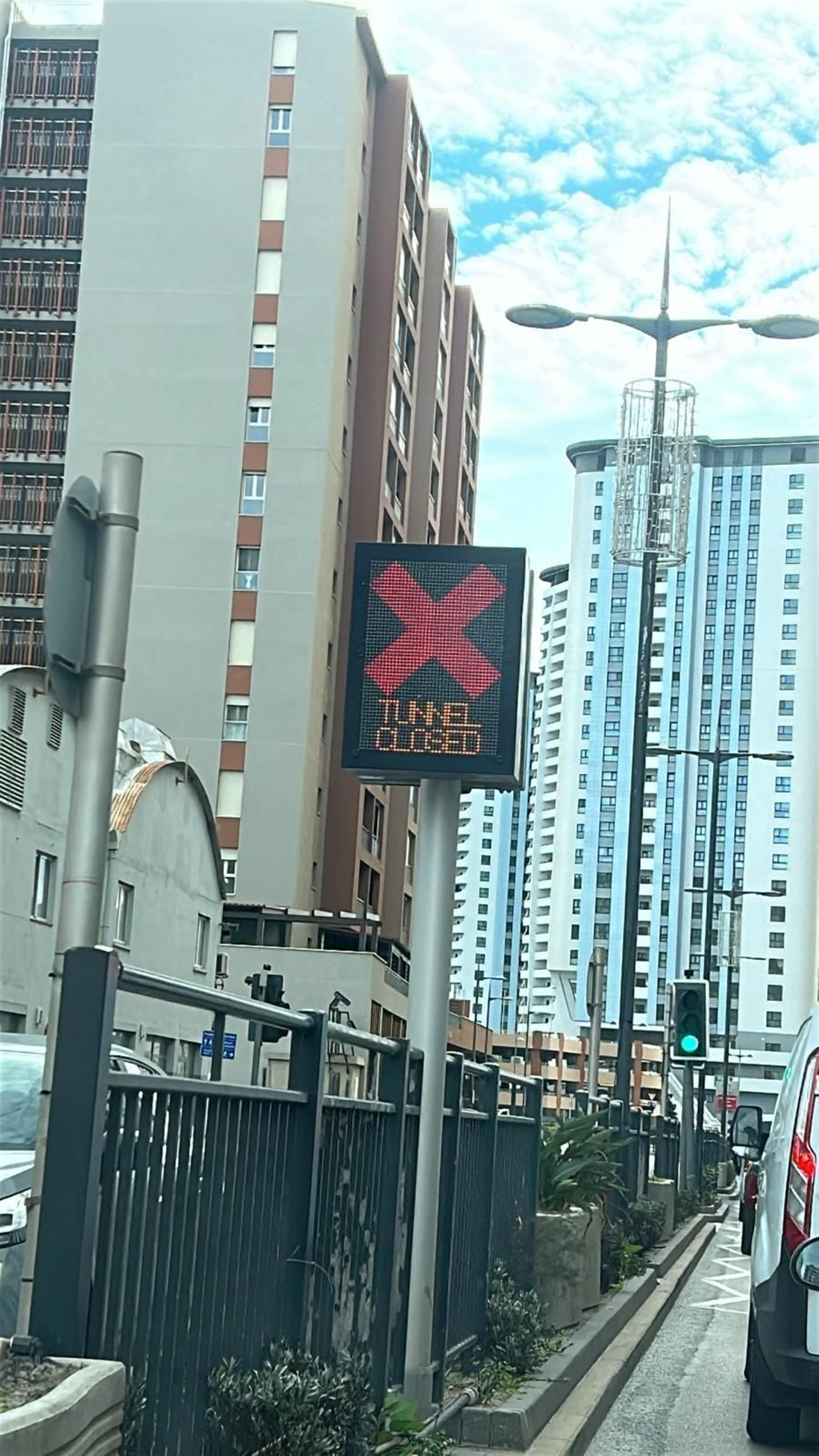 Señal indicando el cierre del túnel.