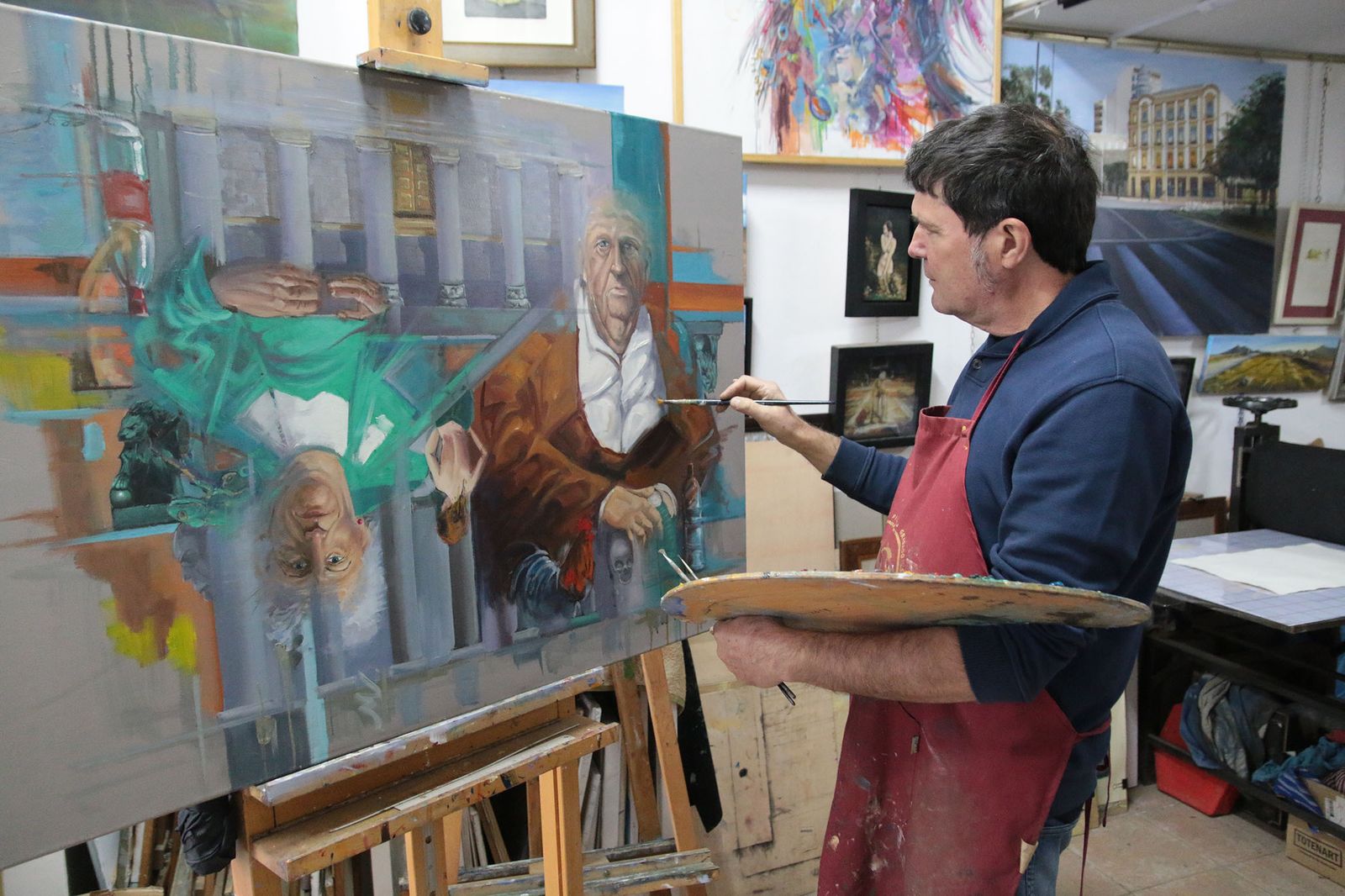 6. Emilio Pérez pintando detalles de una obra inacabada