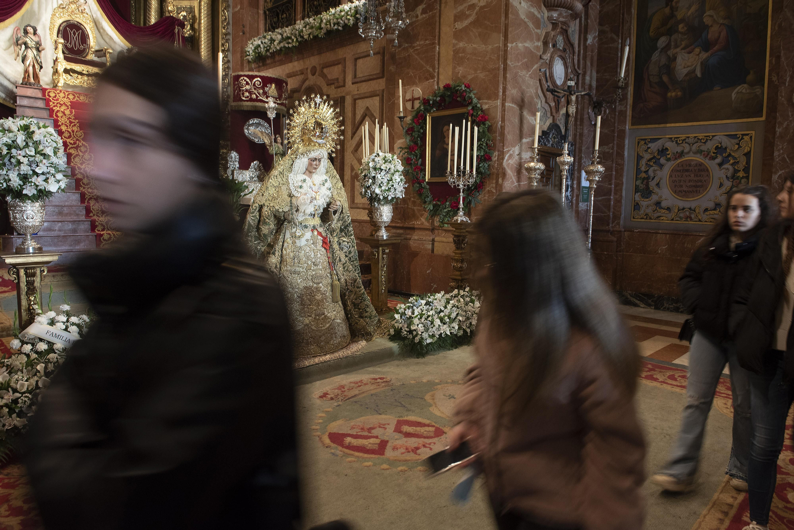 El besamanos de la Macarena, en imágenes