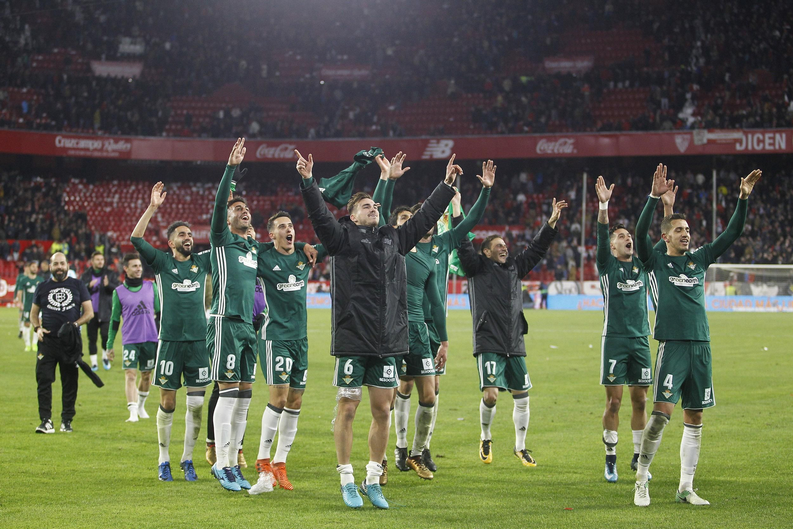 Los jugadores del Betis celebran el triunfo con sus aficionados, ubicados en la grada alta de Gol Sur.