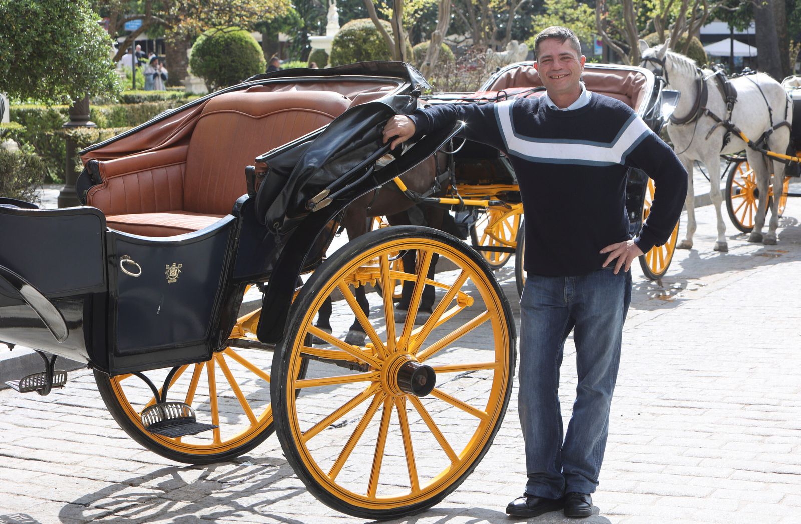 Iván Jiménez Orozco, en la parada de coches de caballos del Archivo de Indias.