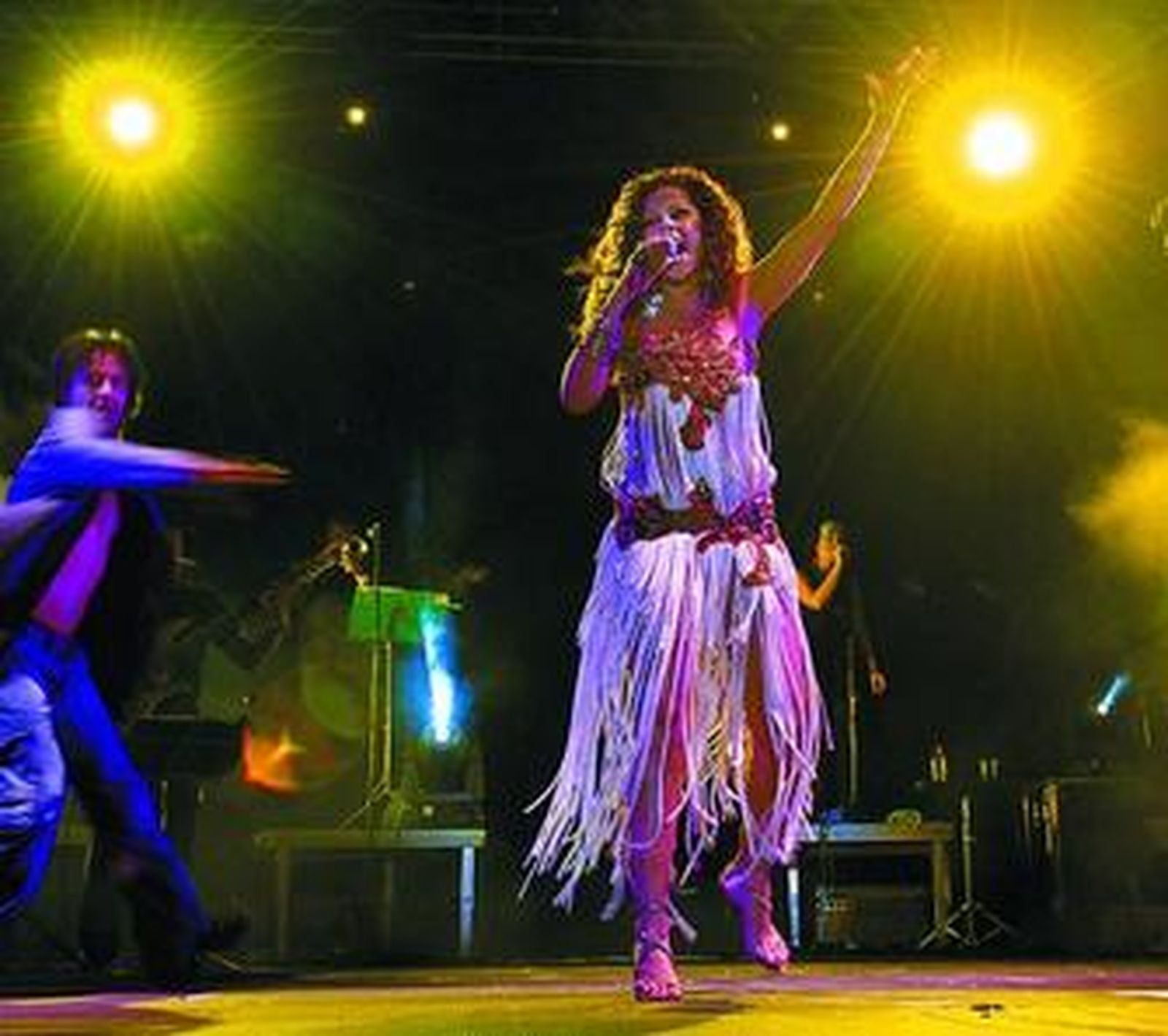 Pastora Soler, durante el concierto ofrecido anoche en el campo de fútbol. Arriba, a la derecha, un grupo de fans de la cantante sevillana.