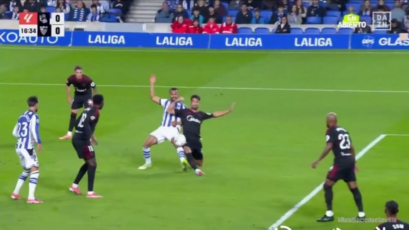 Fotograma de la acción en la que Yangel Herrera y Cardoso levantan la mano para impulsar sus cuerpos.