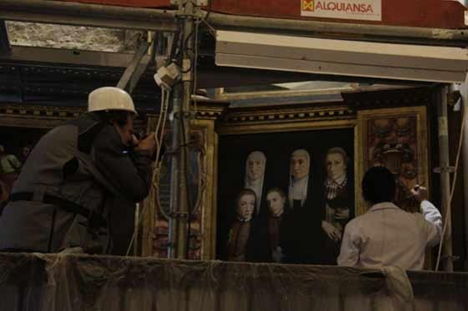 El responsable de Patrimonio del Cabildo Catedral, Francisco Navarro, informa sobre la restauración del retablo del mariscal de la Catedral de Sevilla. Sacristía de la Antigua de la Catedral.

Foto: Victoria Hidalgo