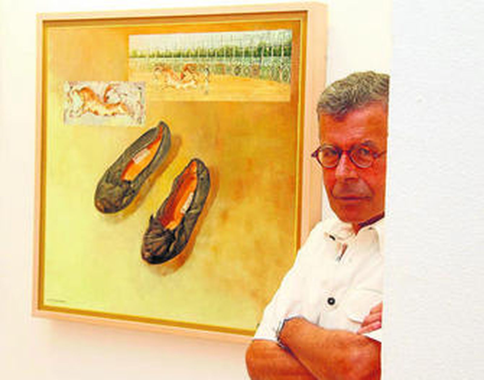 Fausto Velázquez, ayer, junto al cartel que ha pintado para la Feria de La Algaba.