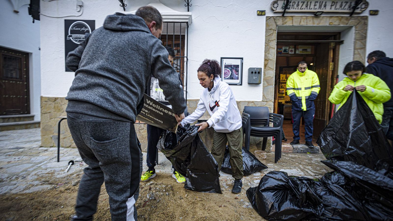 Las imágenes del retorno de los vecinos de Grazalema a sus casas después de once días desalojados