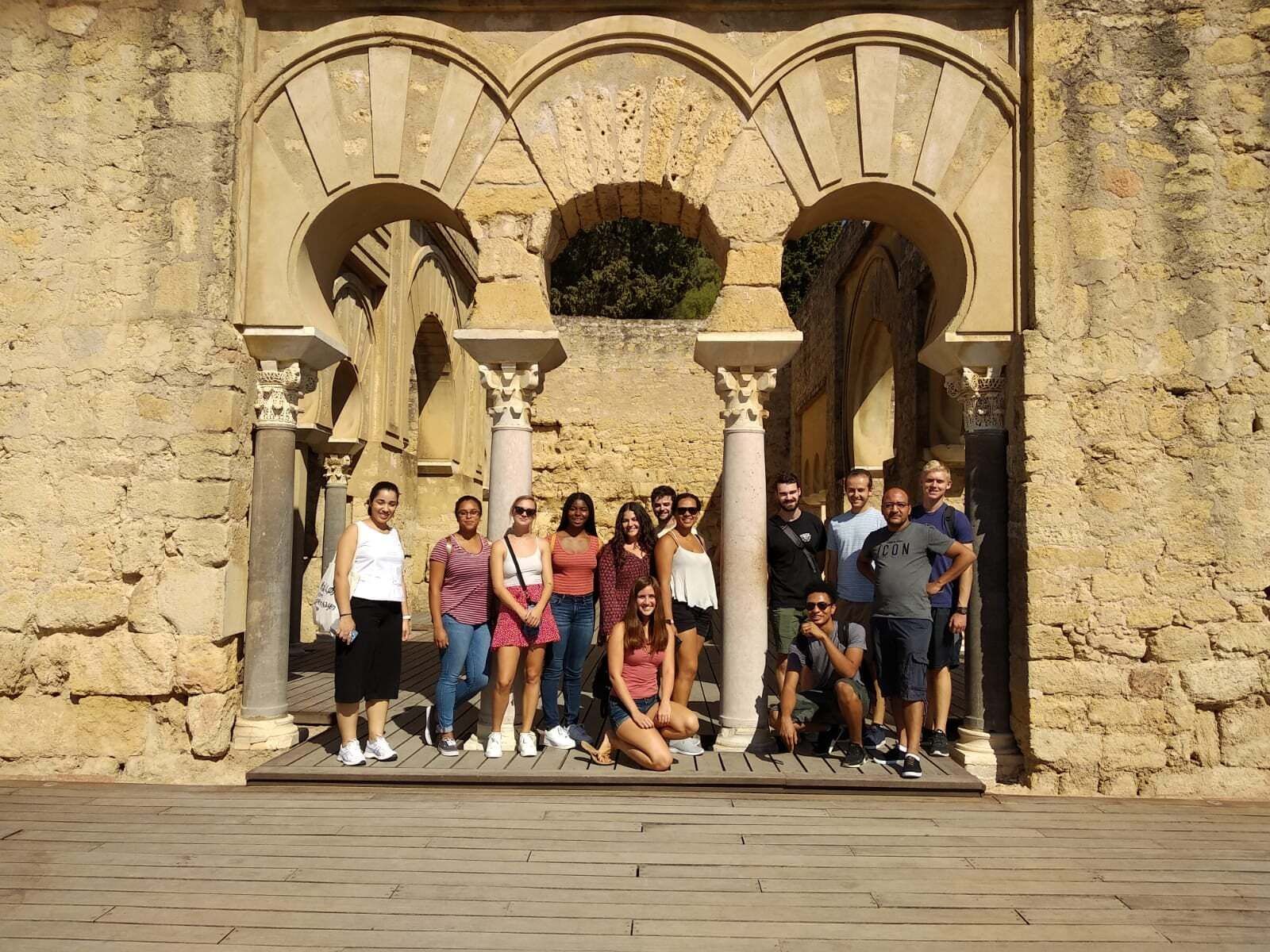 Grupo de estudiantes de UCO Idiomas en la Ciudad Palatina de Medina Azahara