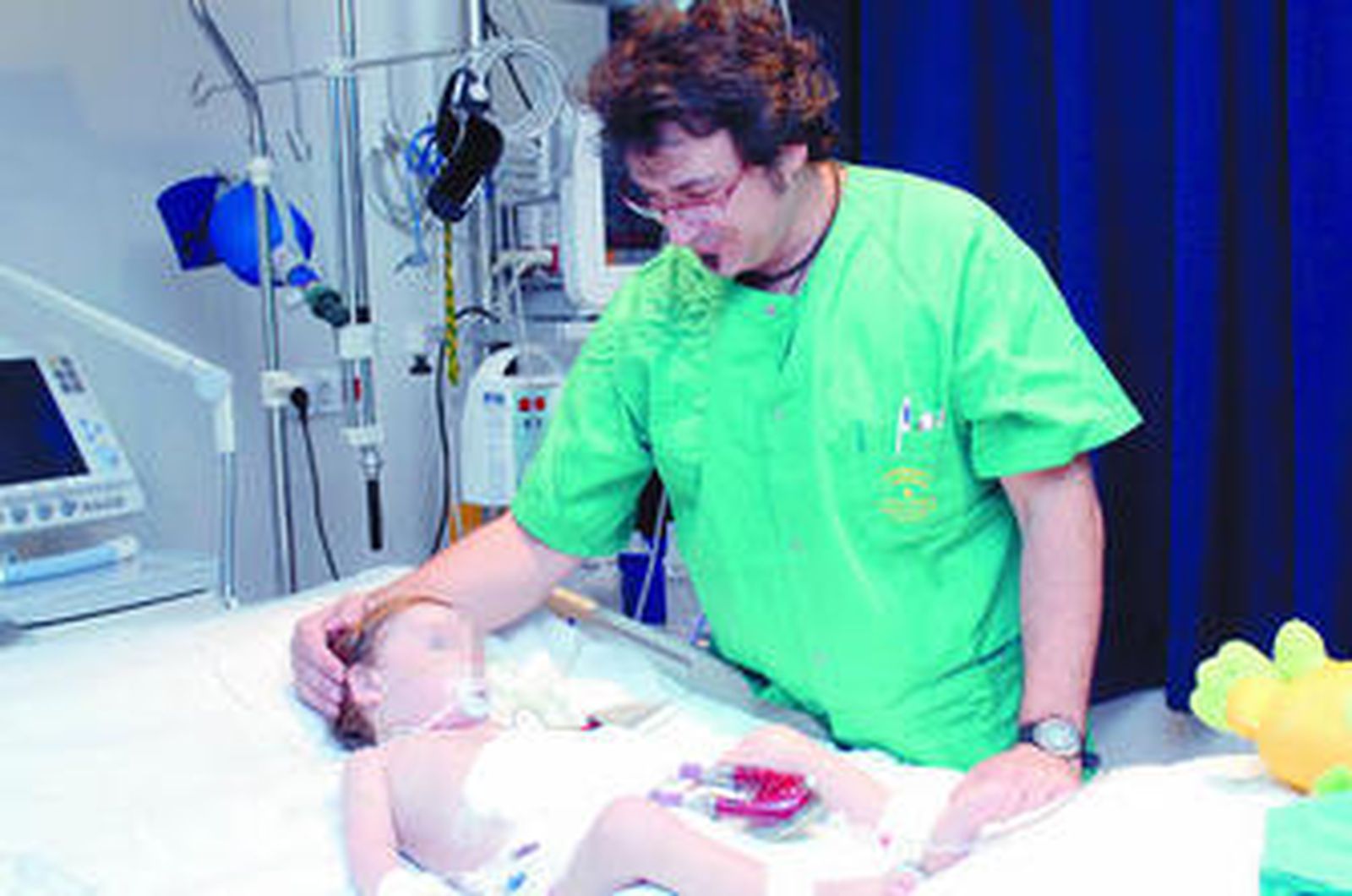 El niño al que le ha sido implantado un corazón artificial, en su habitación del Hospital Reina Sofía.