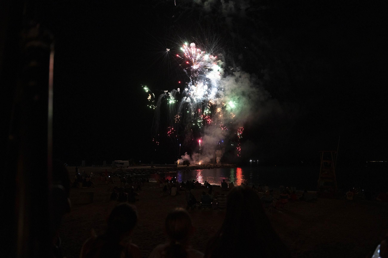 Las mejores imágenes del espectáculo piromusical que da cierre a la feria de Almería