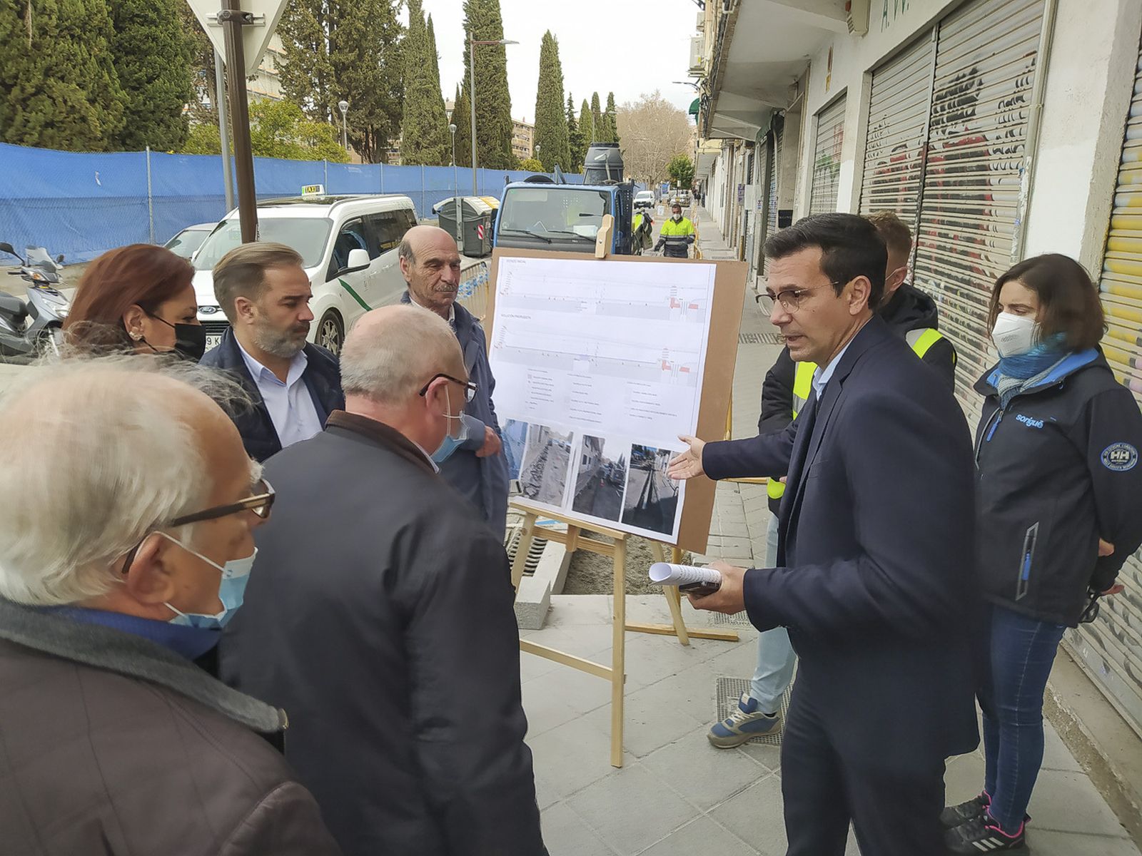 El alcalde de Granada, francisco Cuenca, explica sobre el terreno las actuaciones a realizar en la calle Alondra