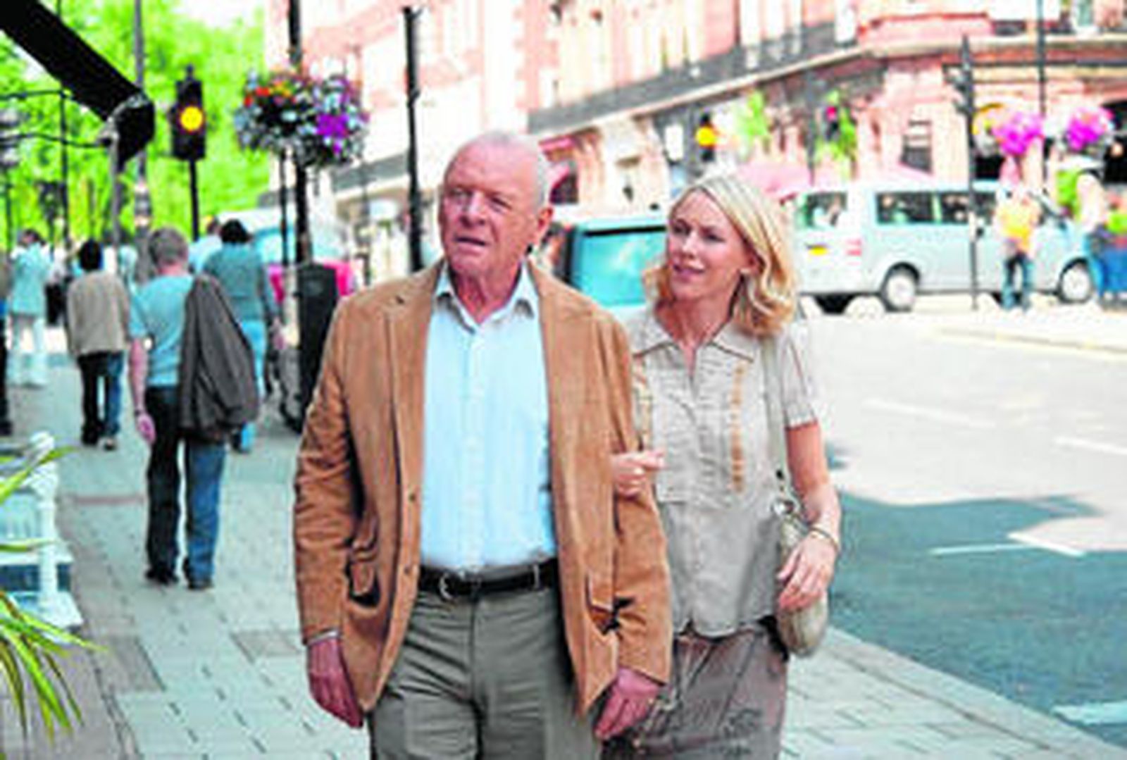 Anthony Hopkins, junto a Naomi Watts, en una escena de 'Conocerás al hombre de tus sueños'.