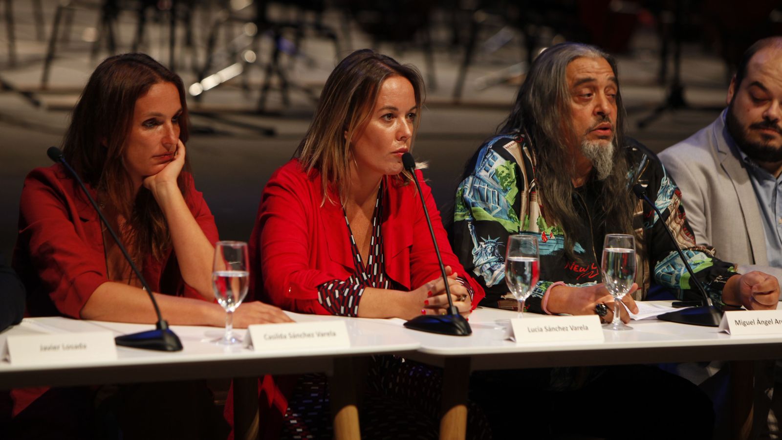 Casilda y Lucía Sánchez Varela, hijas del artista, junto a Miguel Ángel Arenas.