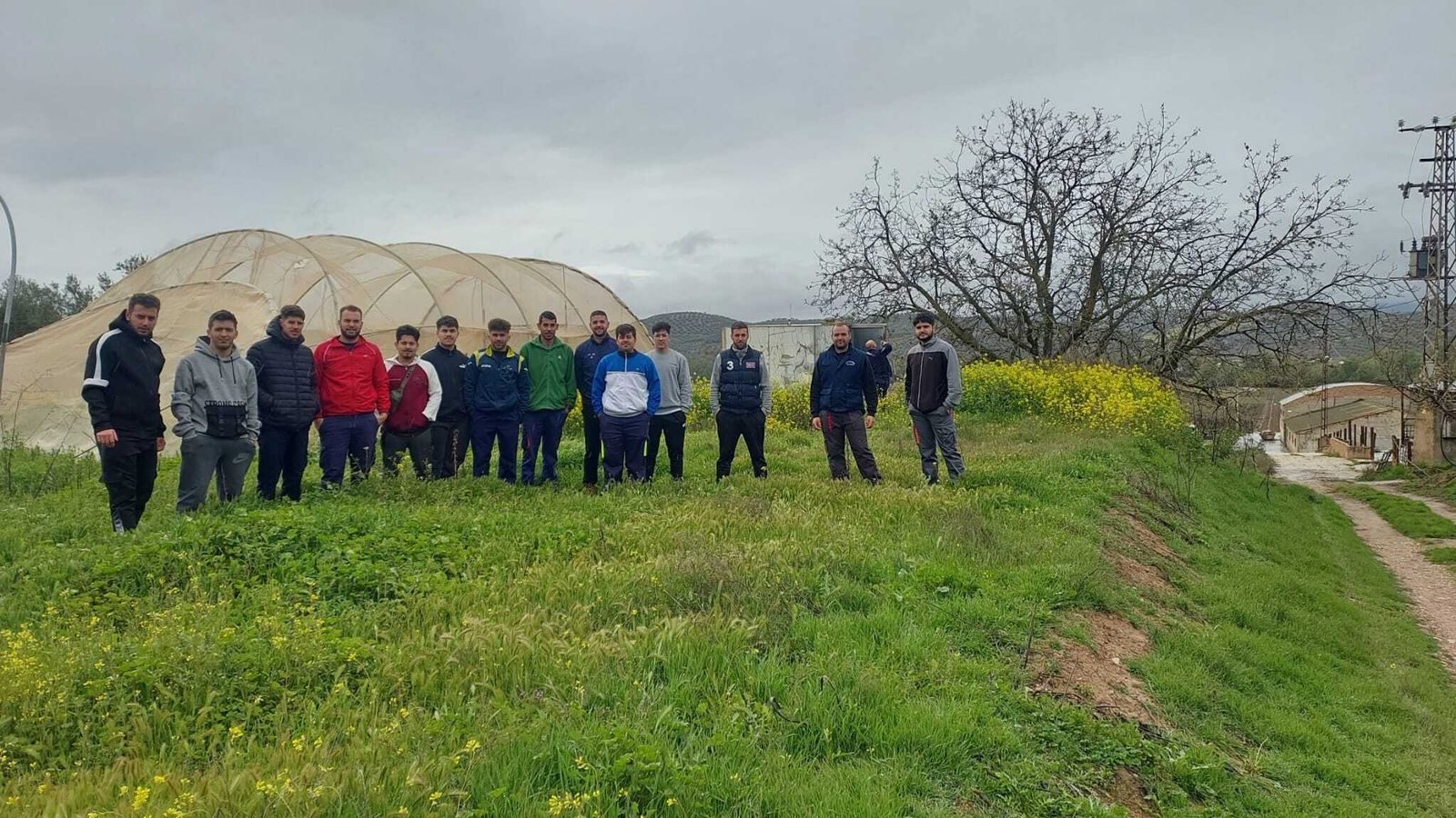 Los jóvenes que se forman como agricultores en Huétor Tájar.