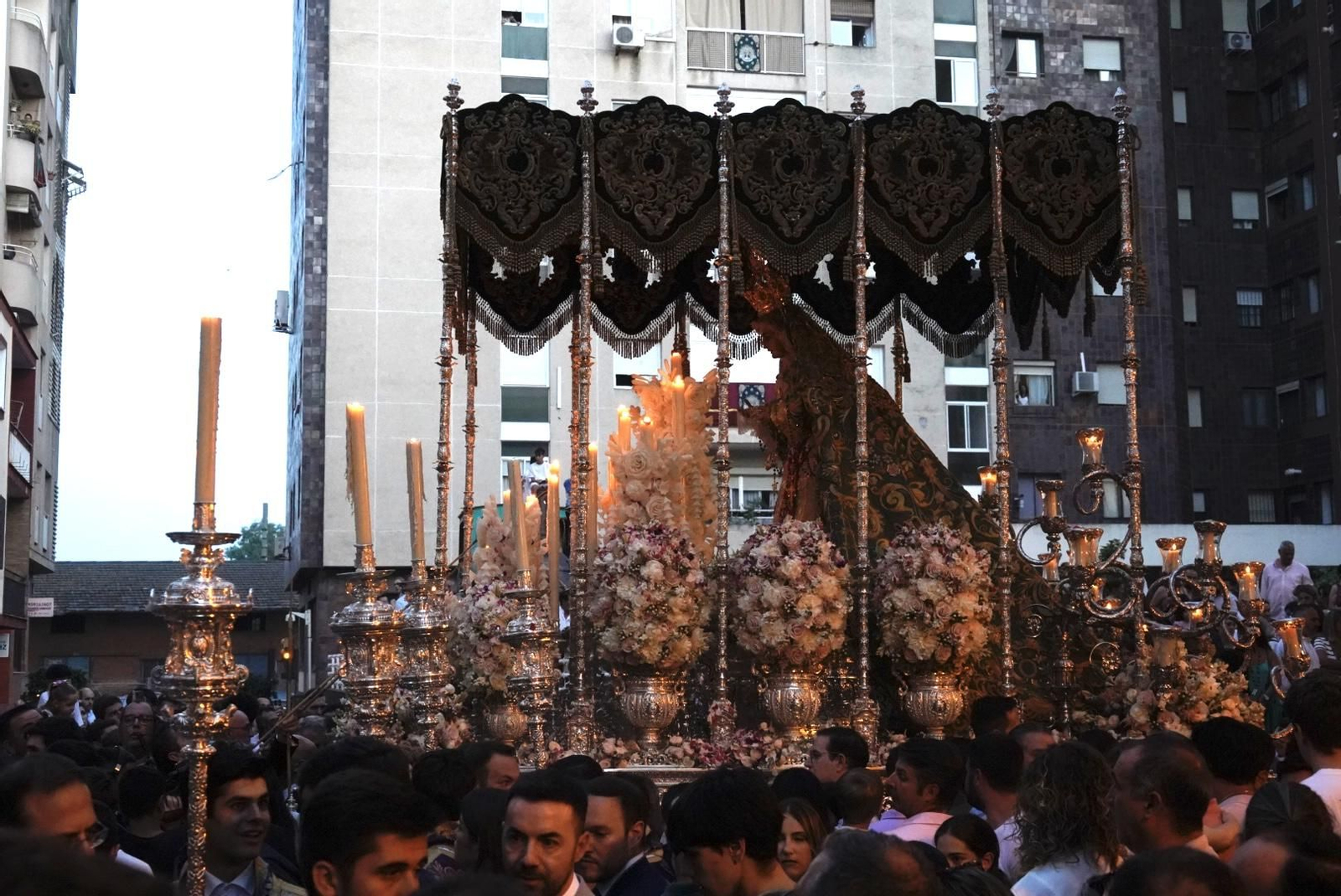 Imágenes de la procesión extraordinaria de la Virgen de la Esperanza por las calles de Huelva