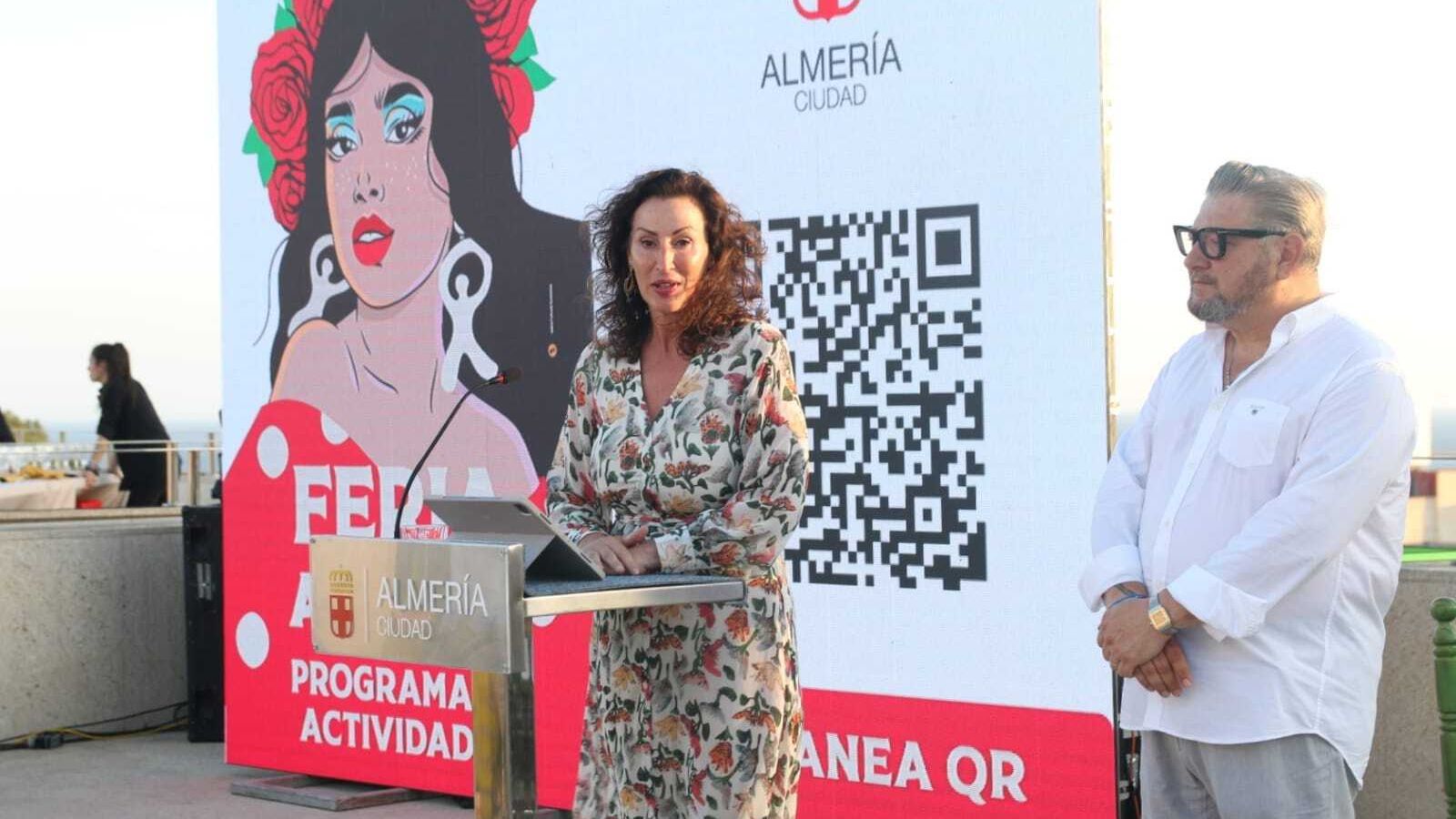 La alcaldesa de Almería, María del Mar Vázquez, presenta la Feria y Fiestas Mayores de Almería junto al concejal Diego Cruz en la terraza del Ayuntamiento.