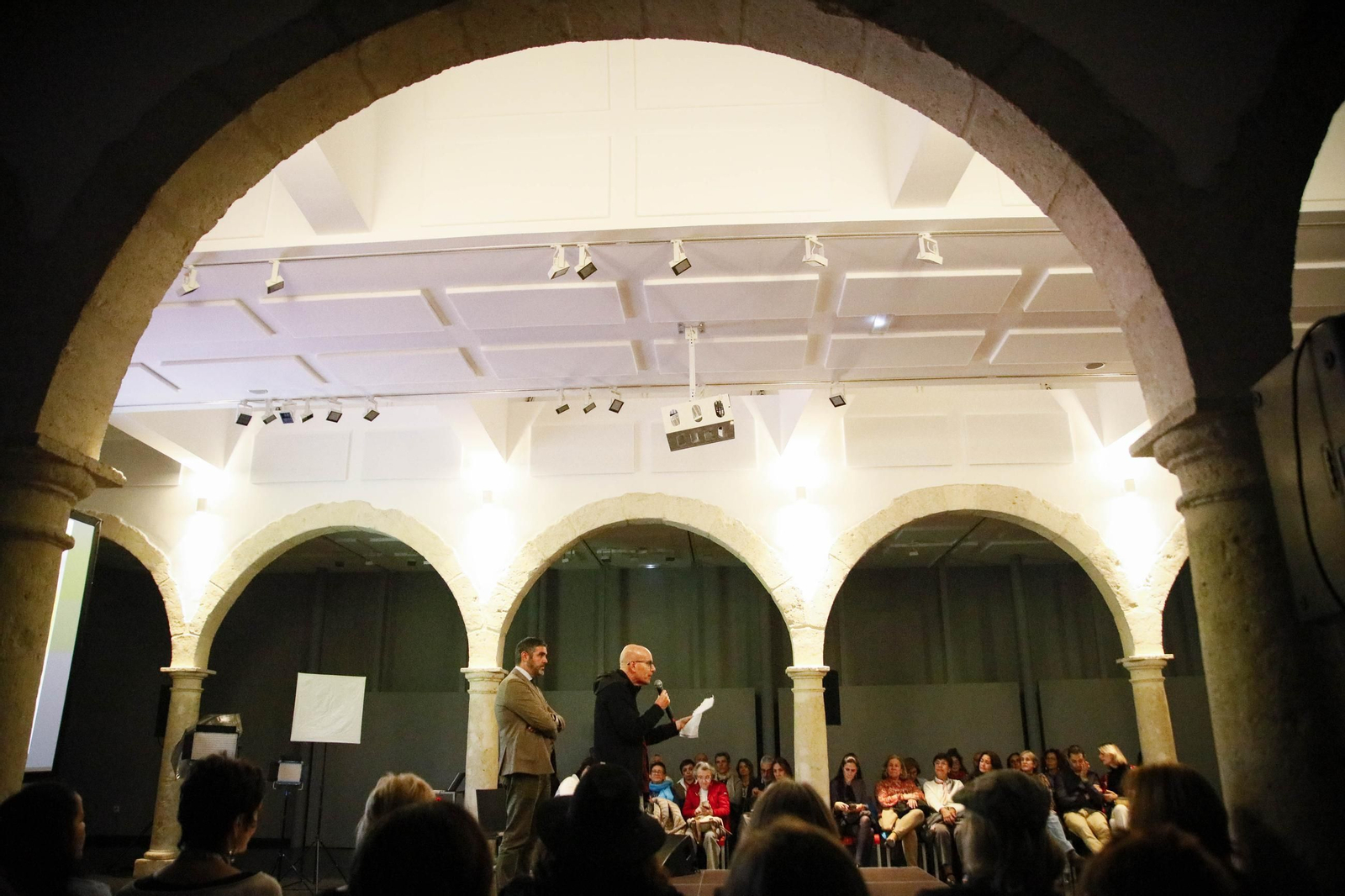 El Centro Andaluz de la Fotografía de Almería presenta el calendario 2025 con la actuación de la bailaora María Moreno, en imágenes