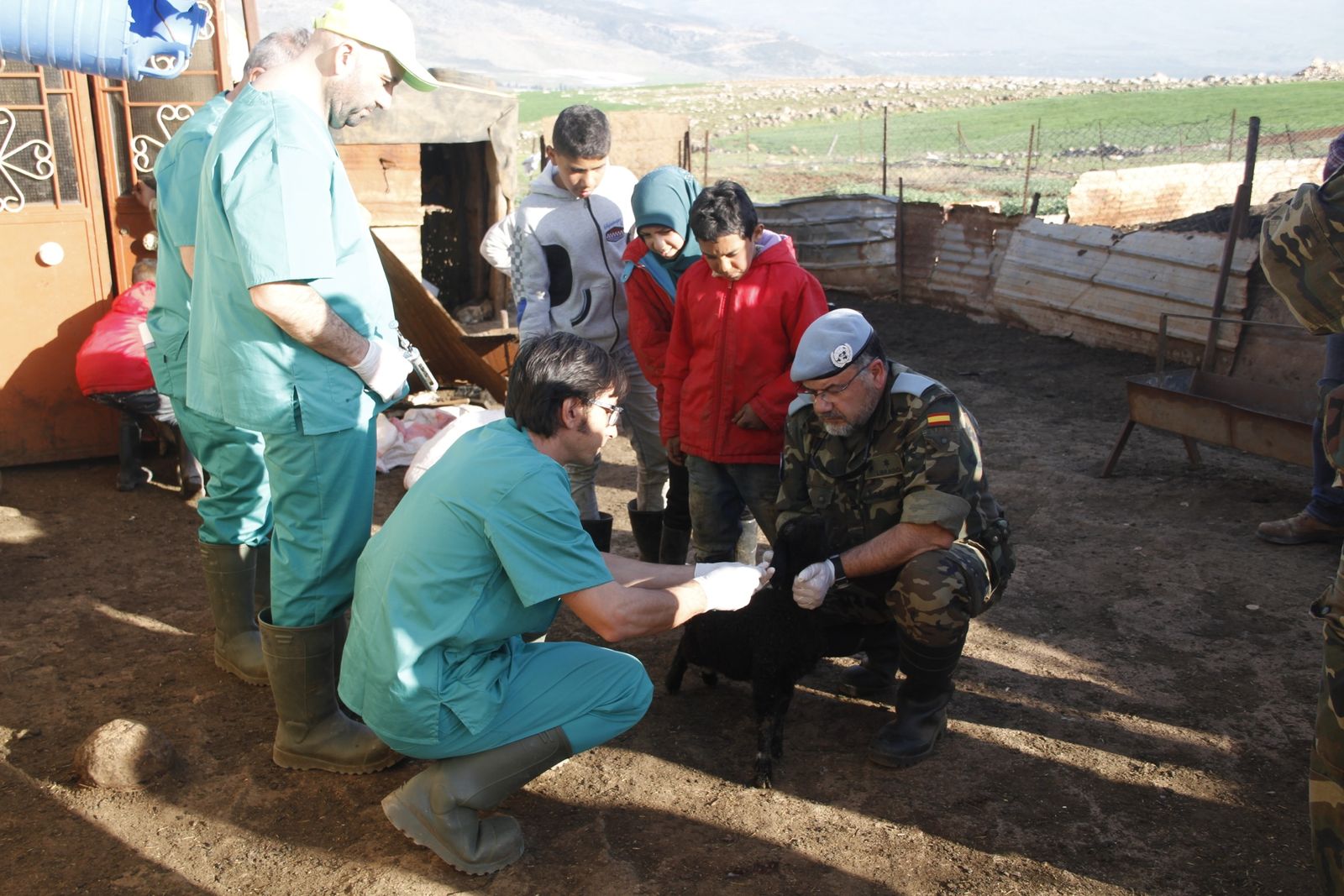 Varios niños observan a los participantes en el programa Rocinante, en el Líbano