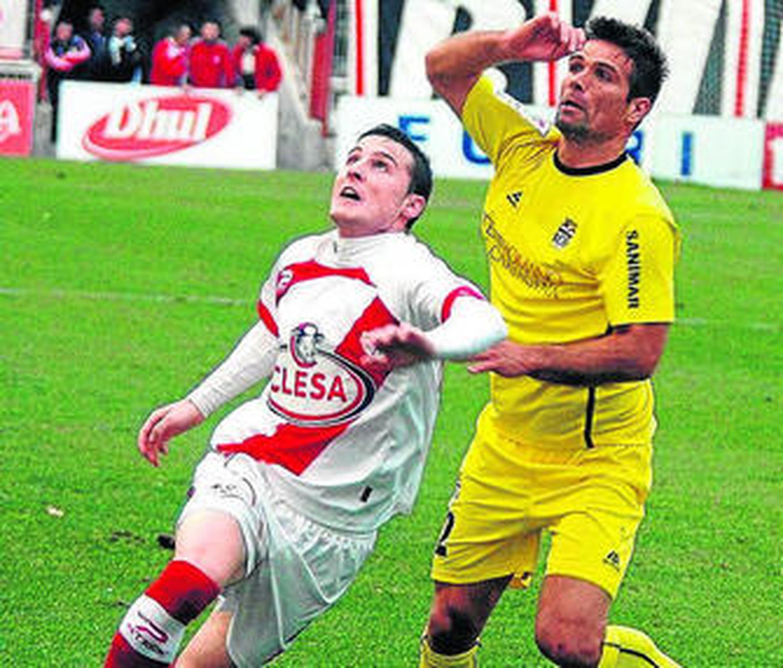 De Lucas pugna con Quero por un balón.
