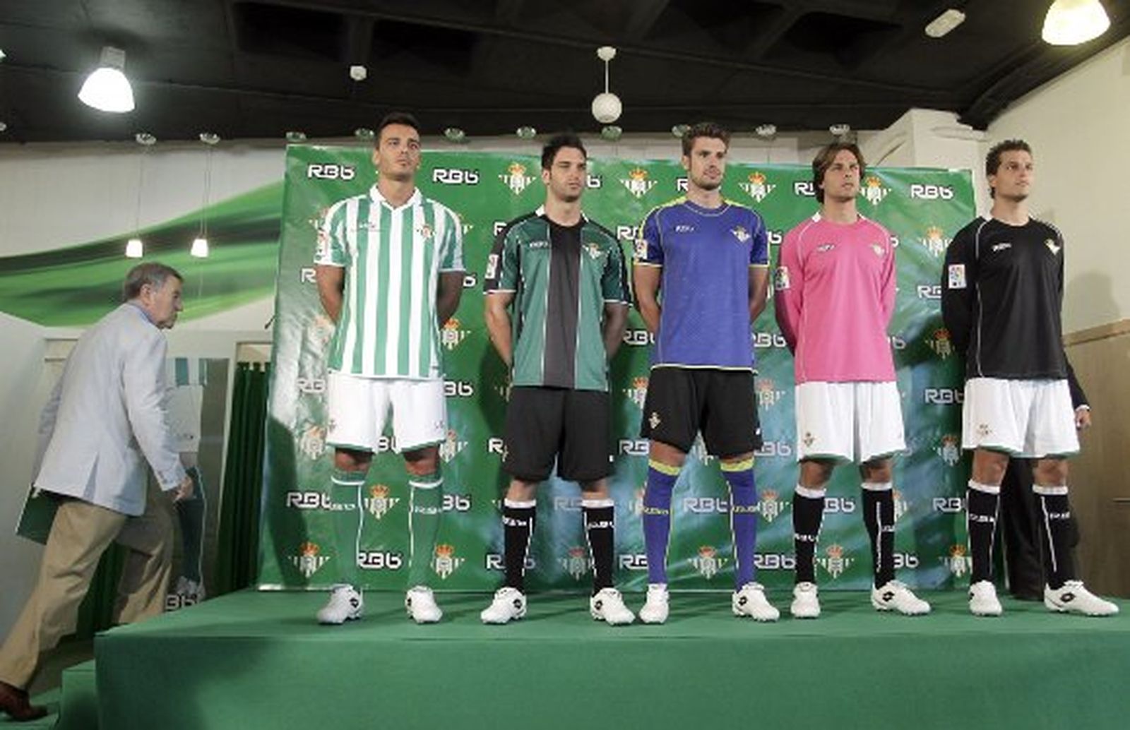 Destellos y rayas negras en las nuevas camisetas del Betis