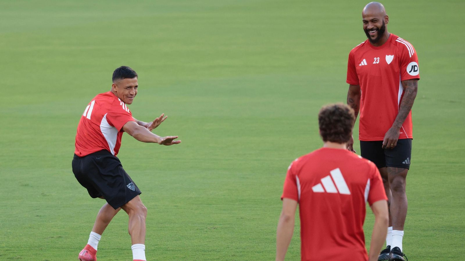 Marcao y Alexis bromean durante un entrenamiento junto a Manu Bueno.