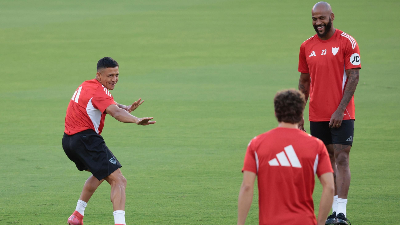 Marcao y Alexis bromean durante un entrenamiento junto a Manu Bueno