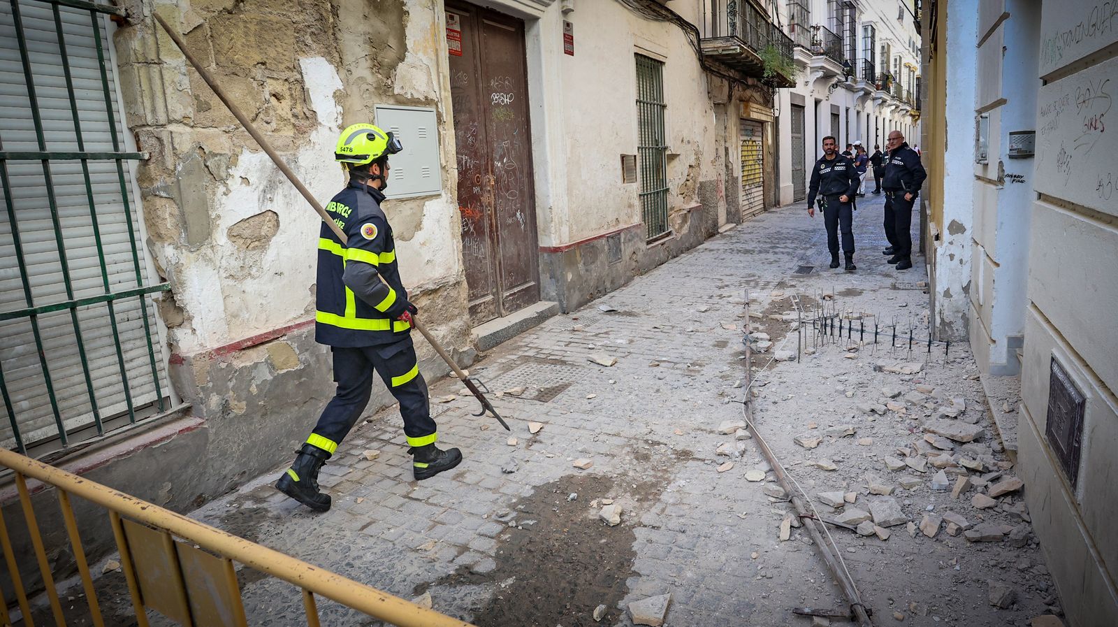Herida una mujer al caerle una antena de una obra sin licencia en Jerez