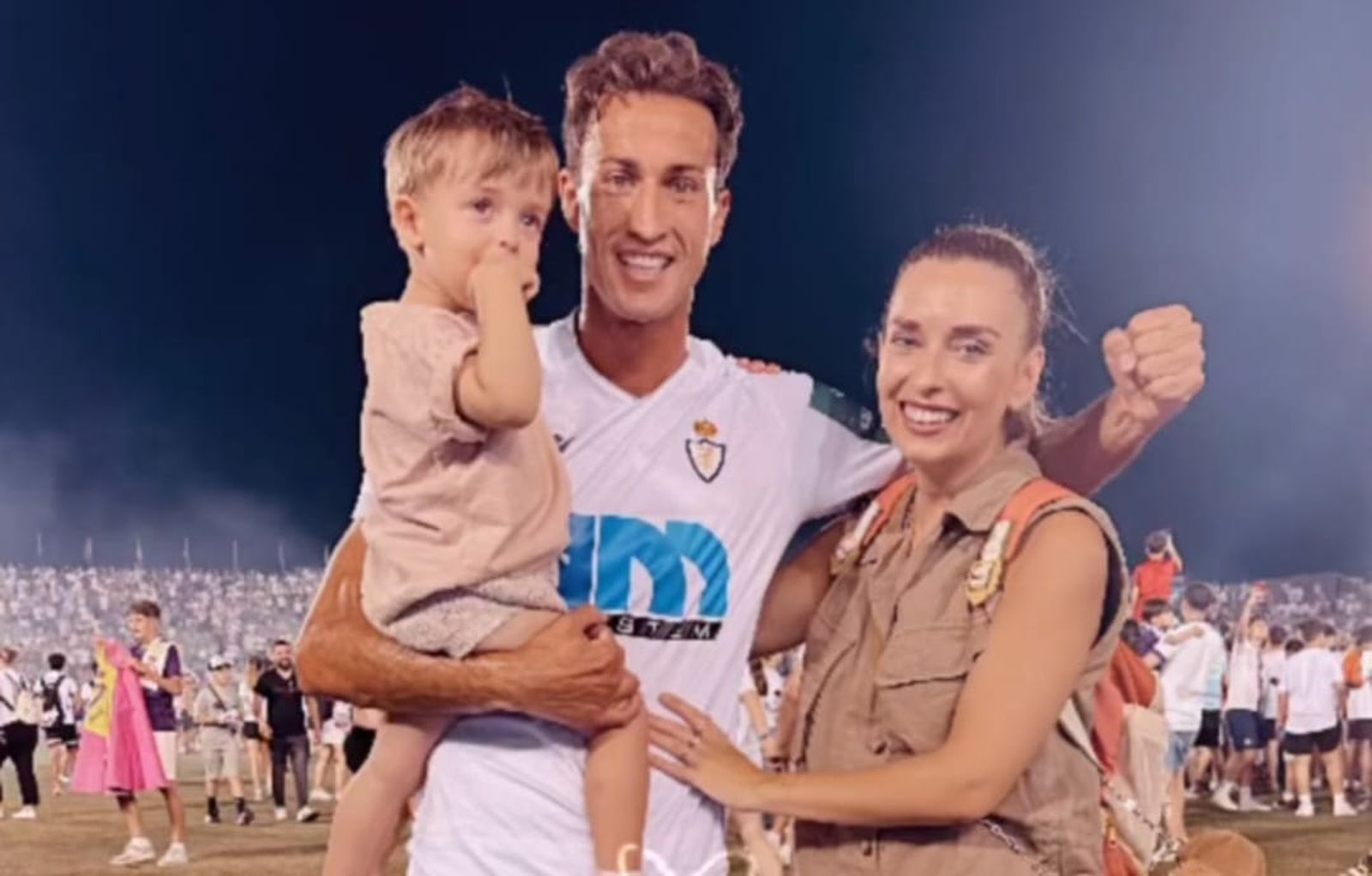 Álvaro Muñiz, junto a su mujer y su hijo.