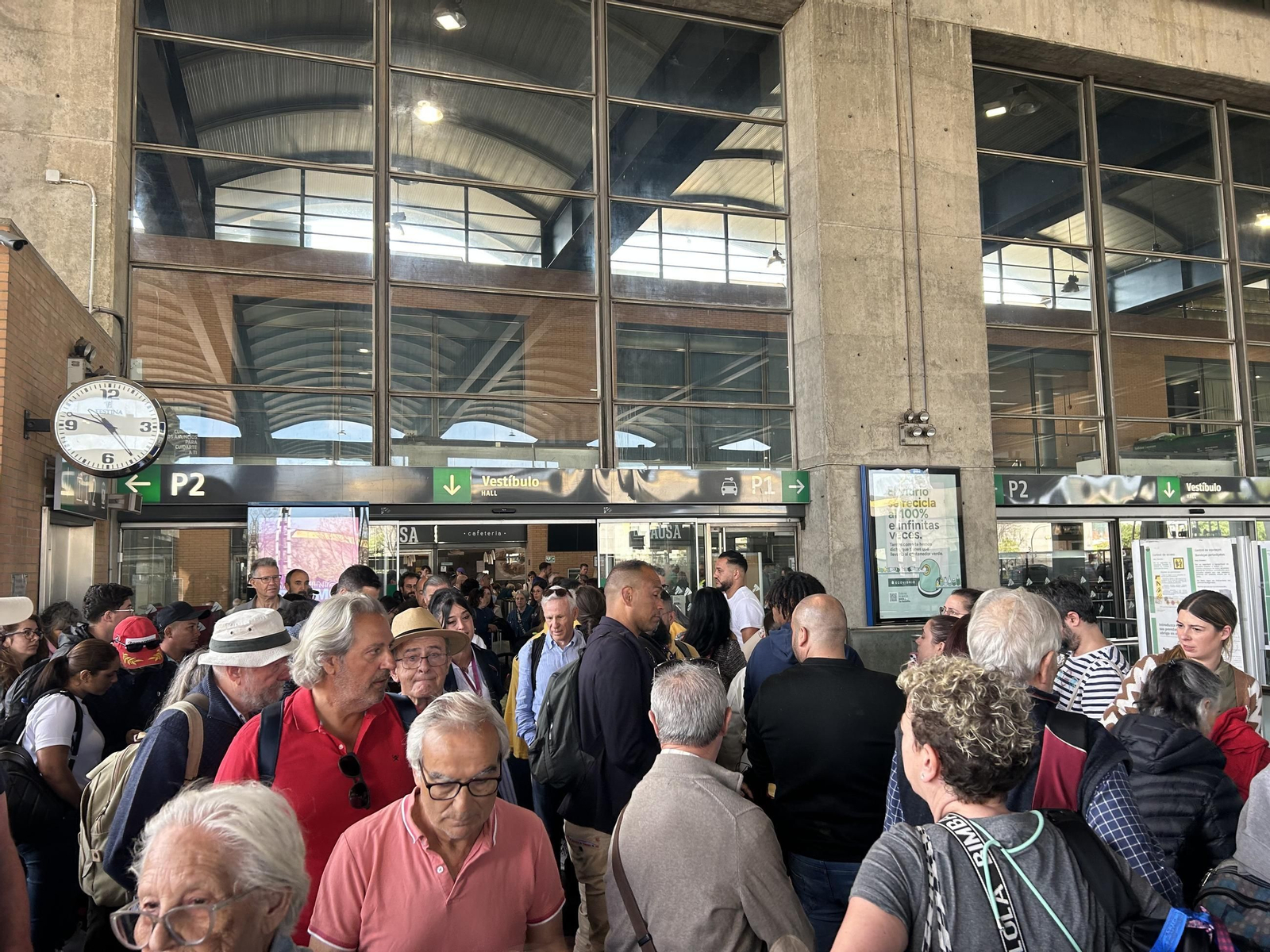 Las imágenes de la estación de trenes de Córdoba con cientos de personas atrapadas tras el apagón