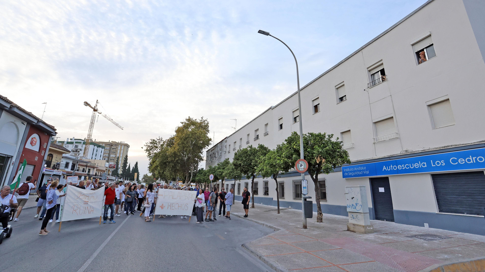 Manifestación de los vecinos de La Asunción de Jerez por los retrasos de la rehabilitación de sus bloques