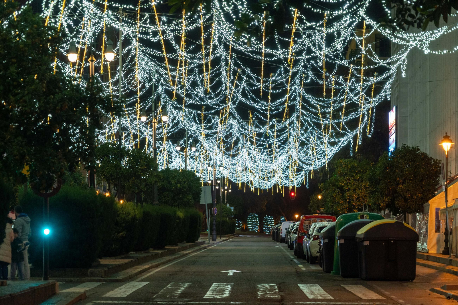 Imágenes de la ciudad de Huelva iluminada por las luces de Navidad