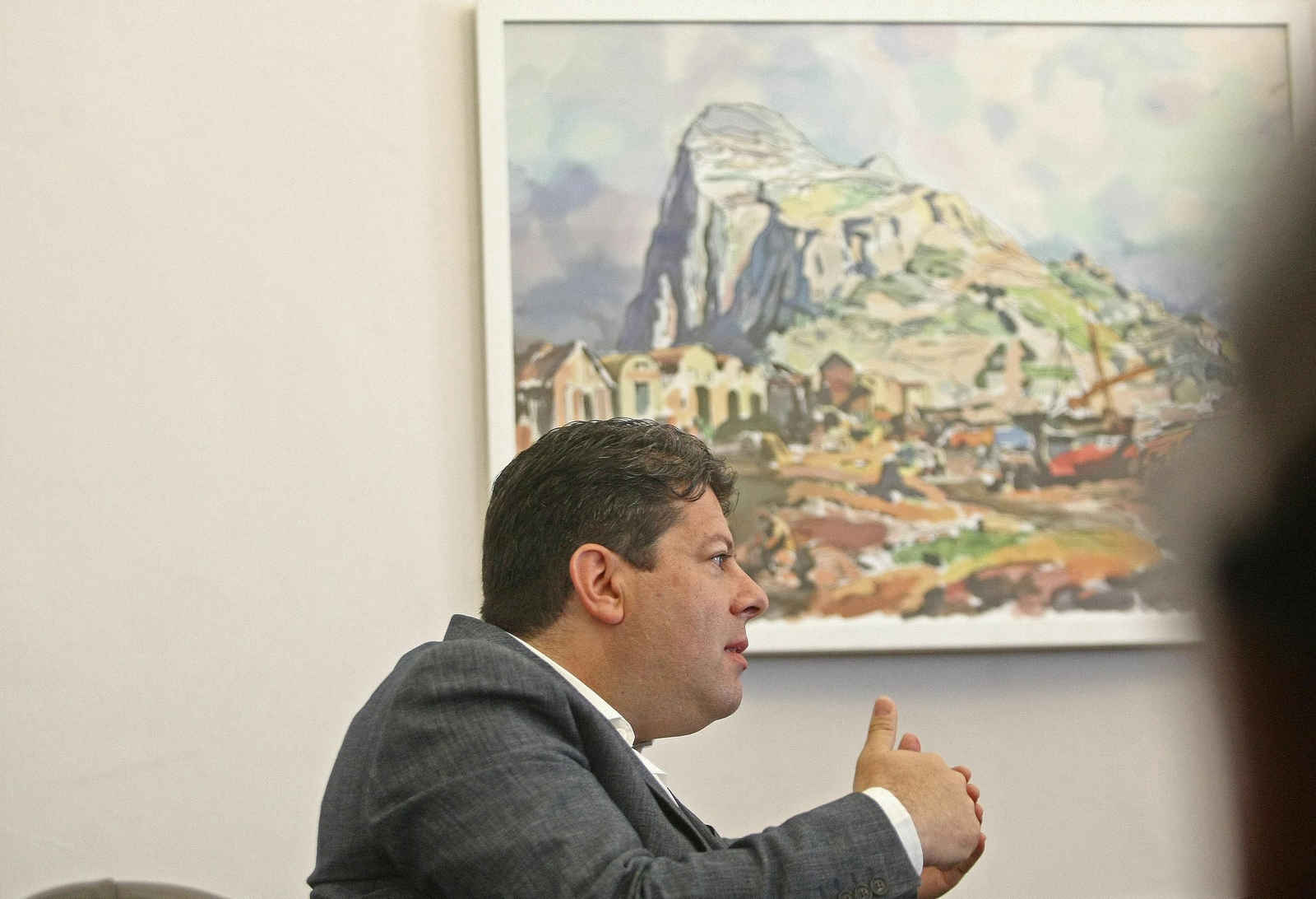 Fabián Picardo, con un cuadro de Gibraltr al fondo.