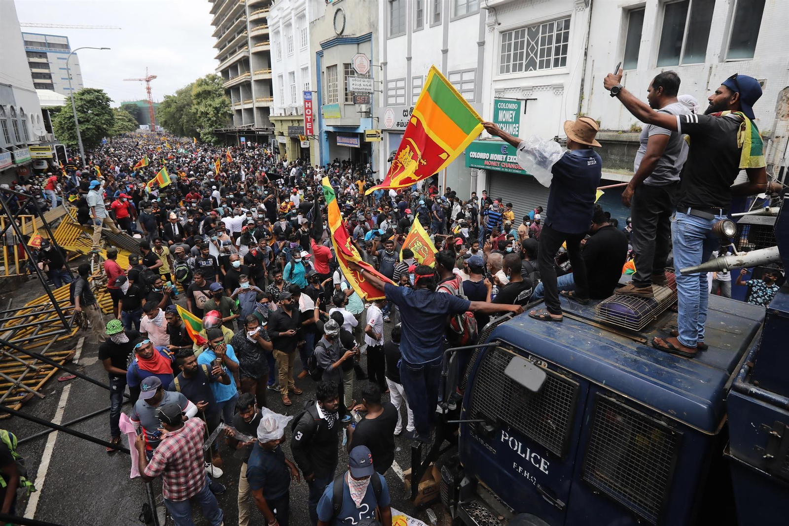 Manifestantes protestan contra el Gobierno de Sri Lanka.