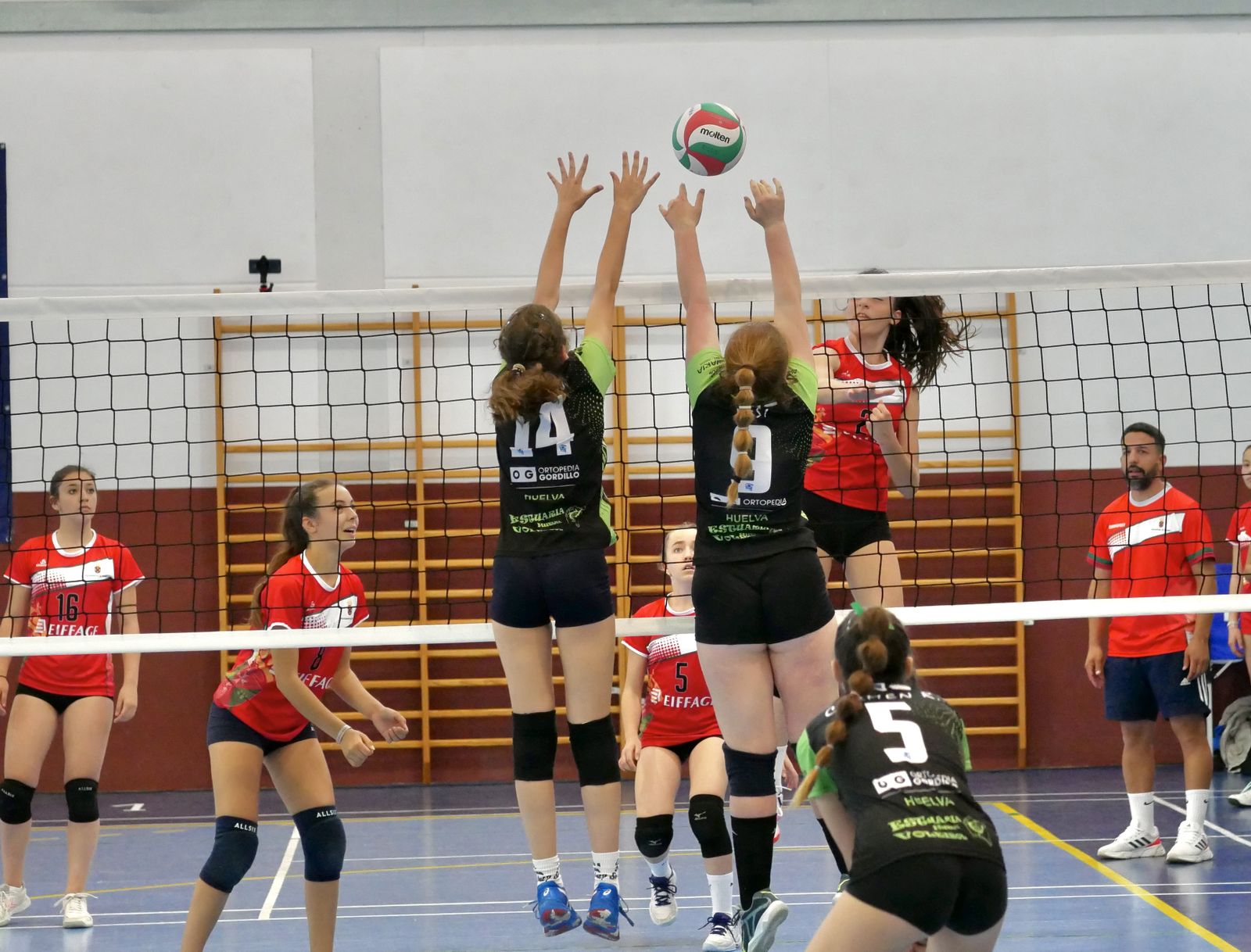 Jugadoras del CD Estuaria durante el partido.