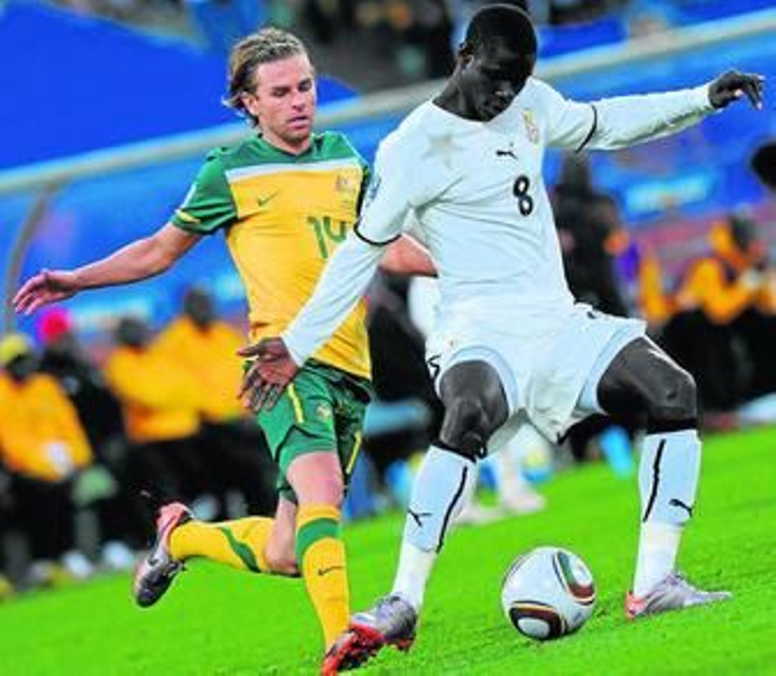 Jonathan Mensah protege el balón ante Holman.