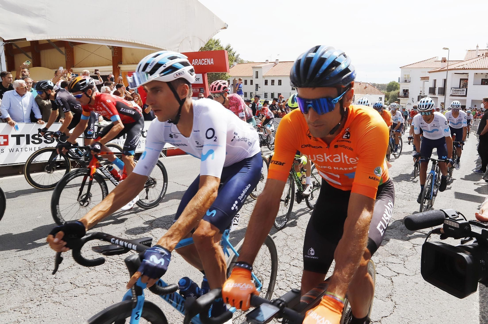 Imágenes de la Vuelta Ciclista a España en su salida desde Aracena en la 17ª etapa